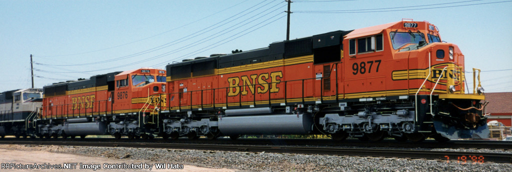 BNSF SD70MAC 9877